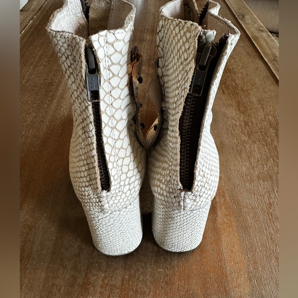 FreeBird Joey- white snakeskin - Picture 4 of 6